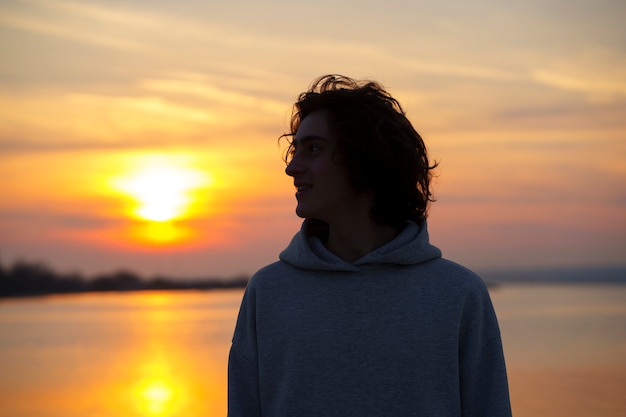 Gratis foto medium shot man silhouet bij zonsondergang