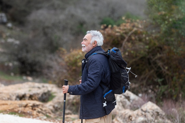 Medium shot man wandelen met rugzak