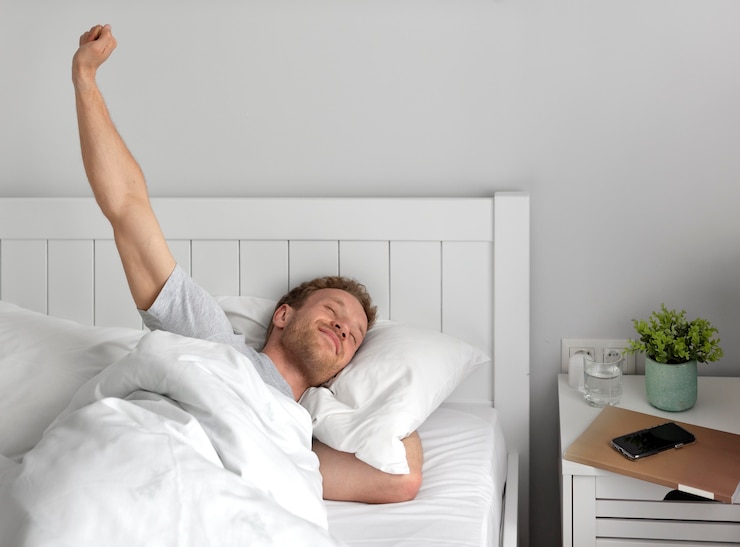 Gratis Foto medium shot man wordt wakker