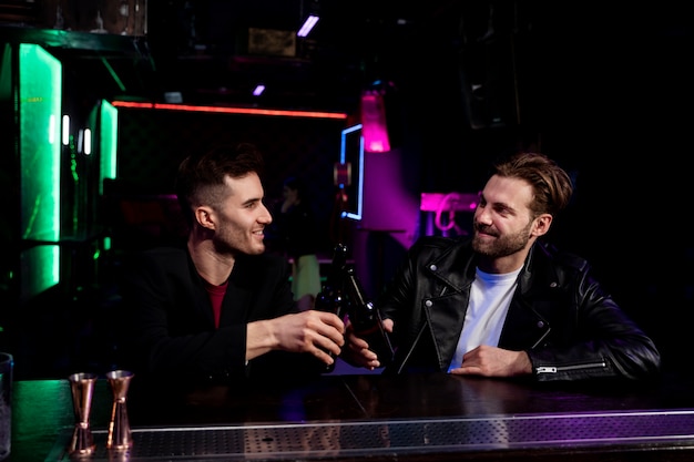 Medium shot mannen aan het chatten in de bar