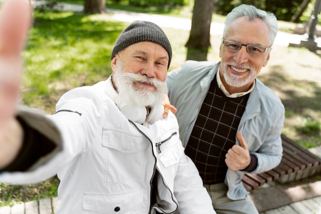 Medium shot mannen die selfies maken