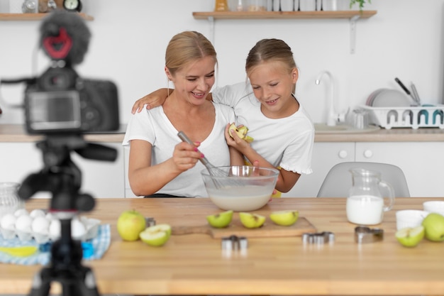 Medium shot meisje met appelschijfjes