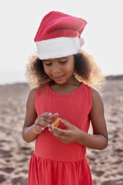 Gratis foto medium shot meisje met kerstmuts