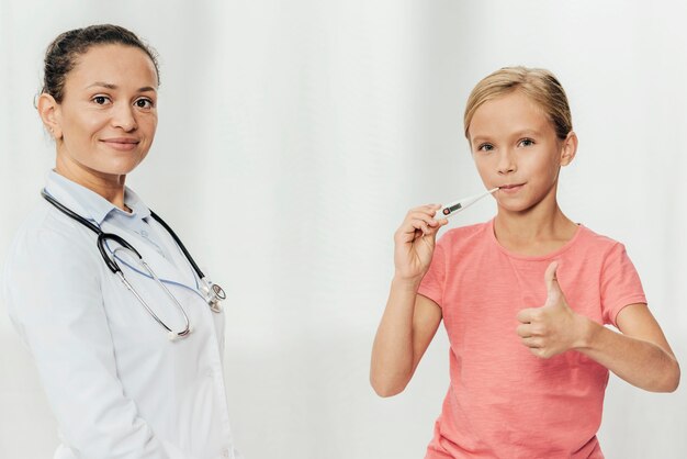 Medium shot meisje met thermometer