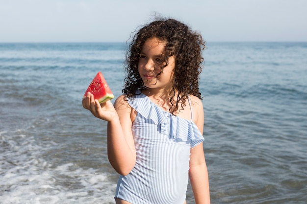 Gratis foto medium shot meisje met watermeloen