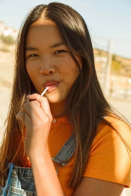 Gratis foto medium shot meisje poseren met lolly