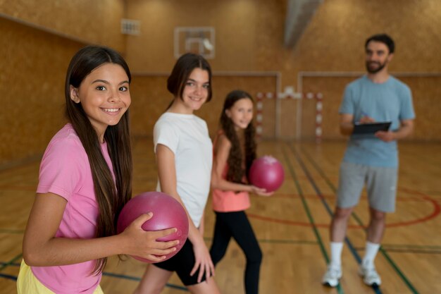 Medium shot meisjes met ballen