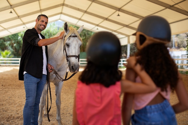 Gratis foto medium shot meisjes met een mooi paard