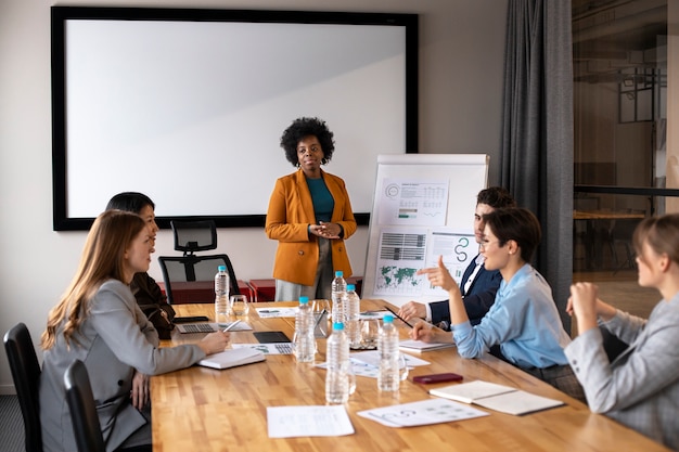 Medium shot mensen aan het chatten op het werk