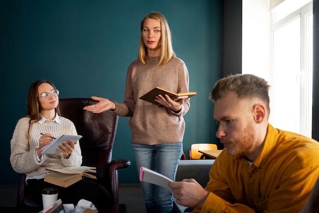 Medium shot mensen bij boekenclub