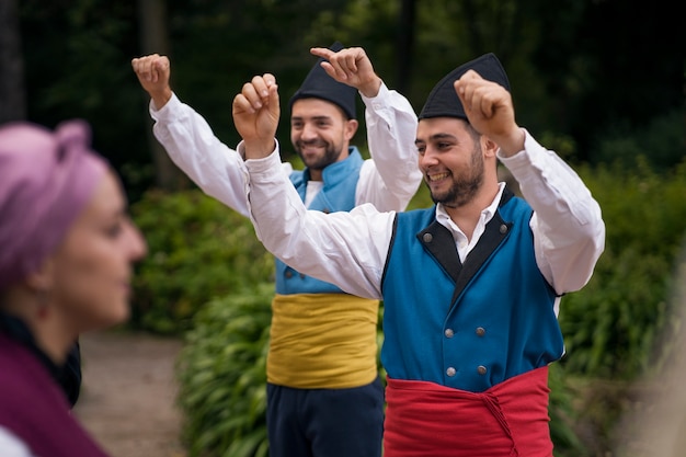 Medium shot mensen die folk dansen