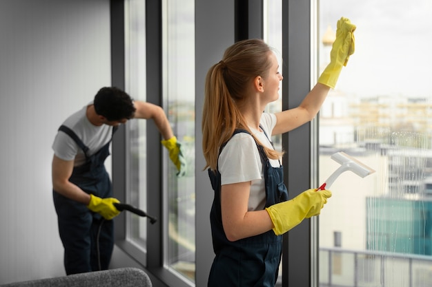 Gratis foto medium shot mensen die het gebouw schoonmaken