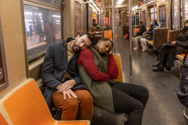 Medium shot mensen die in de metro slapen