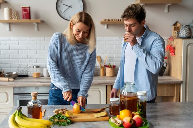 Gratis foto medium shot mensen die kombucha bereiden