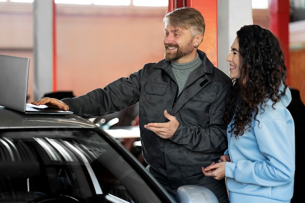 Medium shot mensen die naar de auto kijken