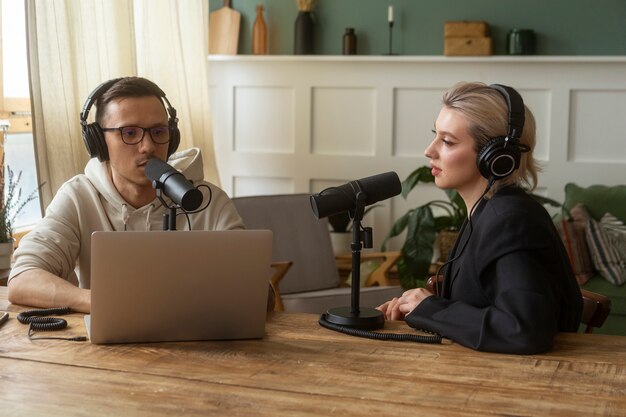 Medium shot mensen die podcast maken
