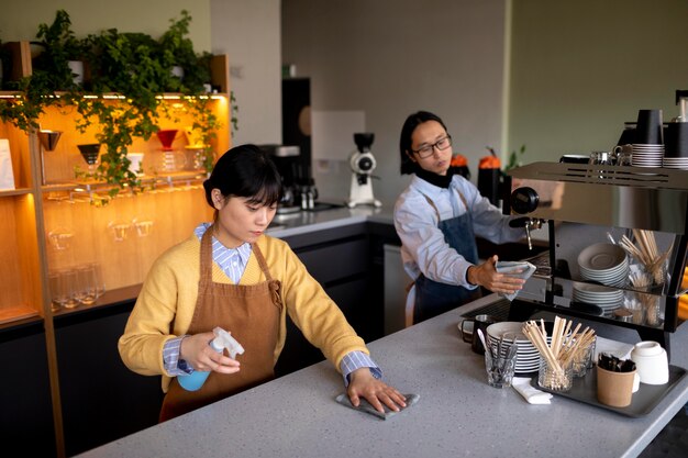 Medium shot mensen die samen aan het schoonmaken zijn