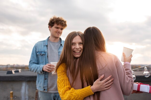 Medium shot mensen die samen feesten