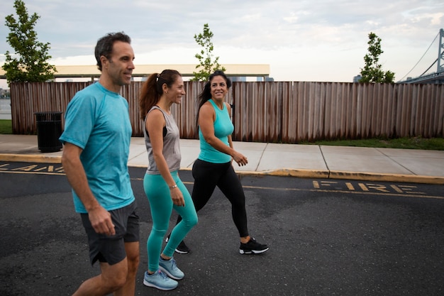 Medium shot mensen die samen lopen