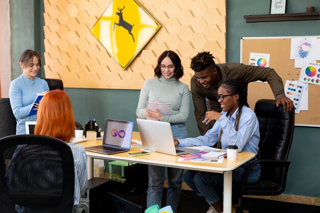 Medium shot mensen die samenwerken aan een bureau