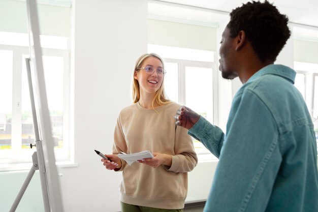 Medium shot mensen die wiskunde studeren