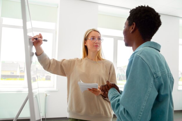 Medium shot mensen die wiskunde studeren