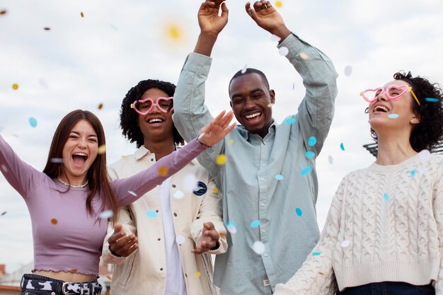 Medium shot mensen feesten met confetti