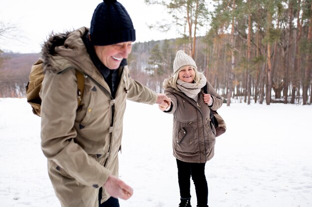 Medium shot mensen in de natuur wintertijd