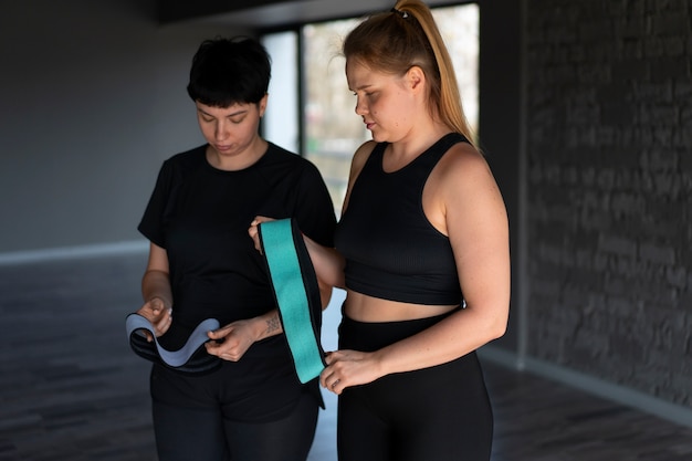 Medium shot mensen in de sportschool