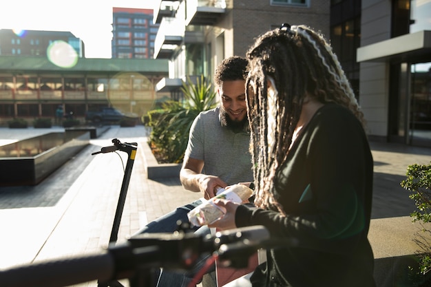 Gratis foto medium shot mensen met elektrische scooters