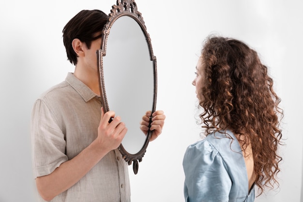 Medium shot mensen poseren met spiegel