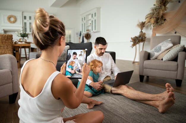 Medium shot moeder die foto's maakt van familie