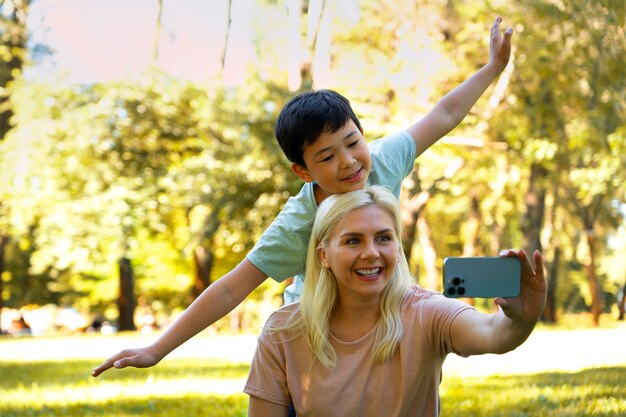 Medium shot moeder en jongen die selfie maken