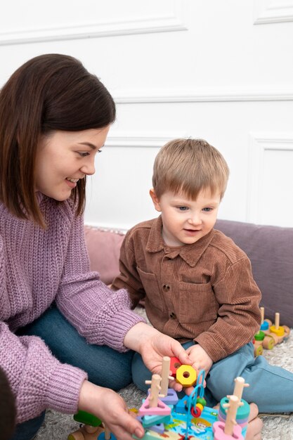 Medium shot moeder en kind die samen spelen