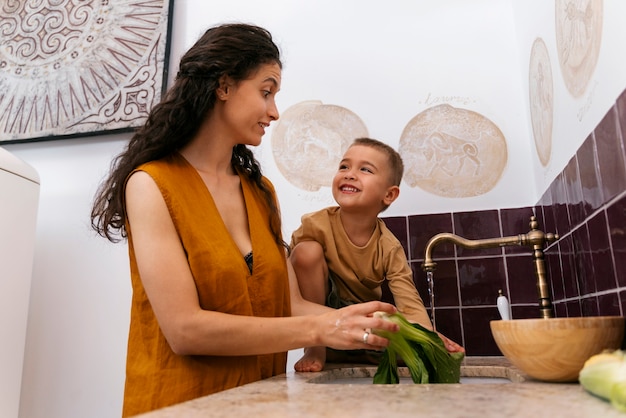 Medium shot moeder en kind in de keuken