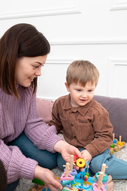 Medium shot moeder en kind spelen samen