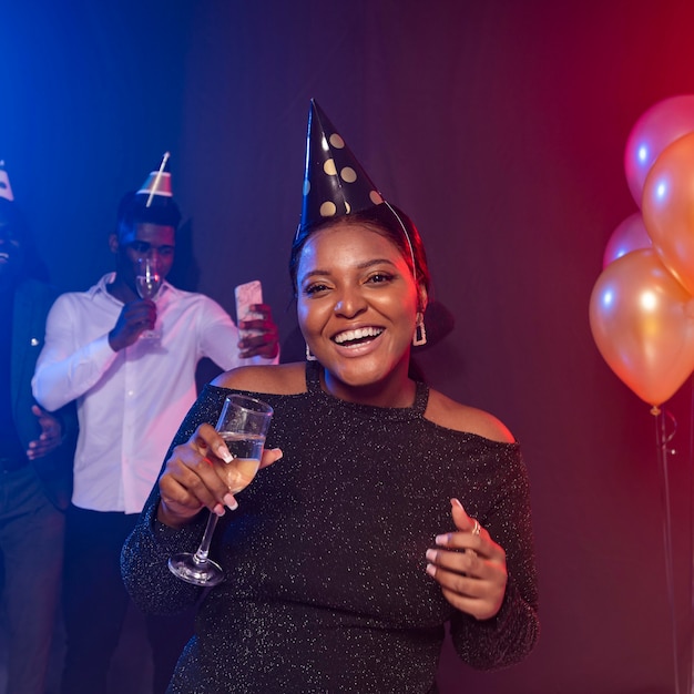 Medium shot mooie vrouw met een glas champagne