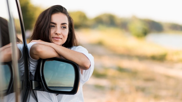 Medium shot mooie vrouw poseren