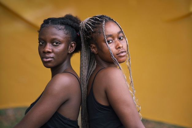 Medium shot mooie vrouwen die samen poseren