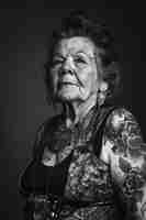 Gratis foto medium shot opstandige grootmoeder portret