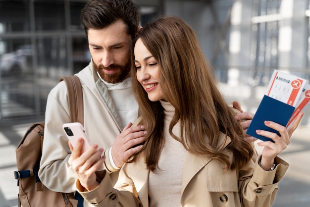 Medium shot paar kijken naar telefoon