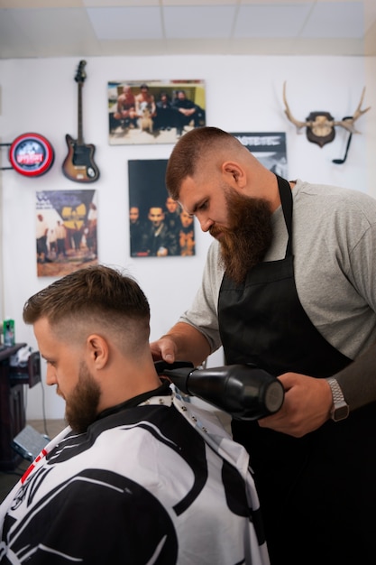 Medium shot plus-size man aan het werk als haarstylist