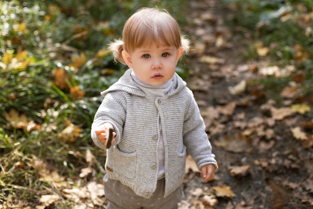 Gratis foto medium shot schattig meisje buitenshuis