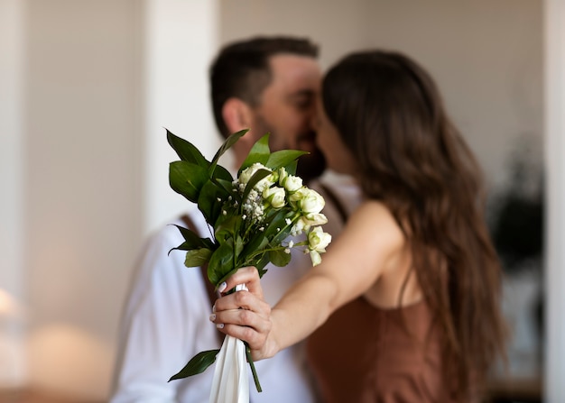 Gratis foto medium shot schattig stel poseren