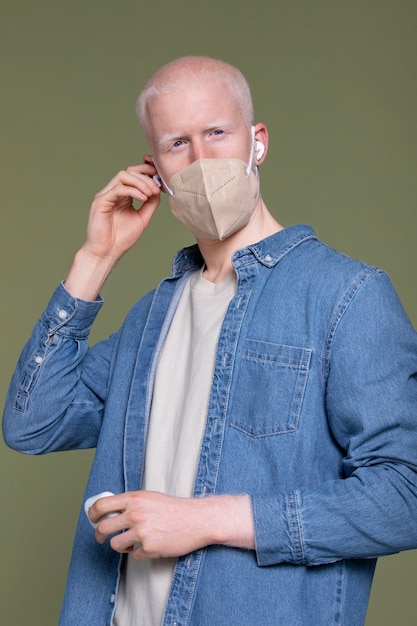 Gratis foto medium shot senior man met gezichtsmasker