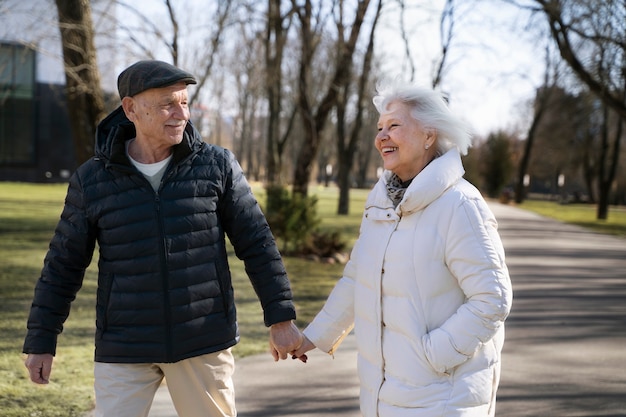 Gratis foto medium shot senior mensen hand in hand