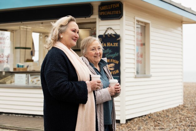 Medium shot senior vrouwen met koffiekopjes