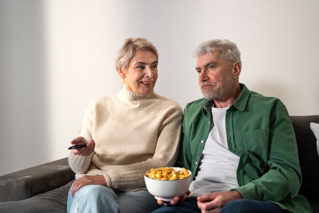 Medium shot senioren die tv kijken