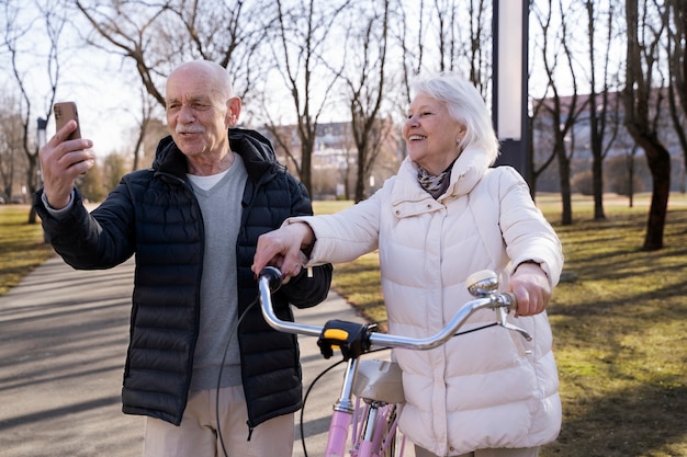 Medium shot senioren met fietsen