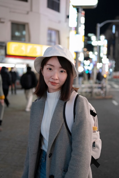 Medium shot smiley Aziatisch meisje met hoed